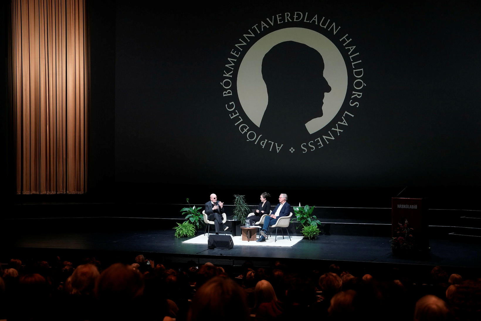 Rushdie s'est entretenu avec Halla Oddný Magnúsdóttir et Halldór Guðmundsson...