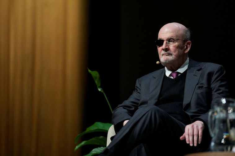 Rushdie heureux de son séjour en Islande
