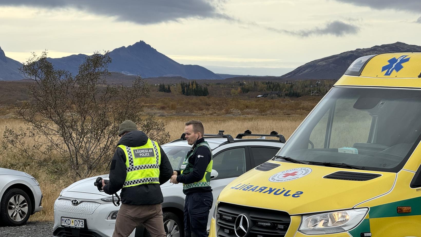 La police, les ambulances et les équipes de secours ont été appelées sur les lieux. …
