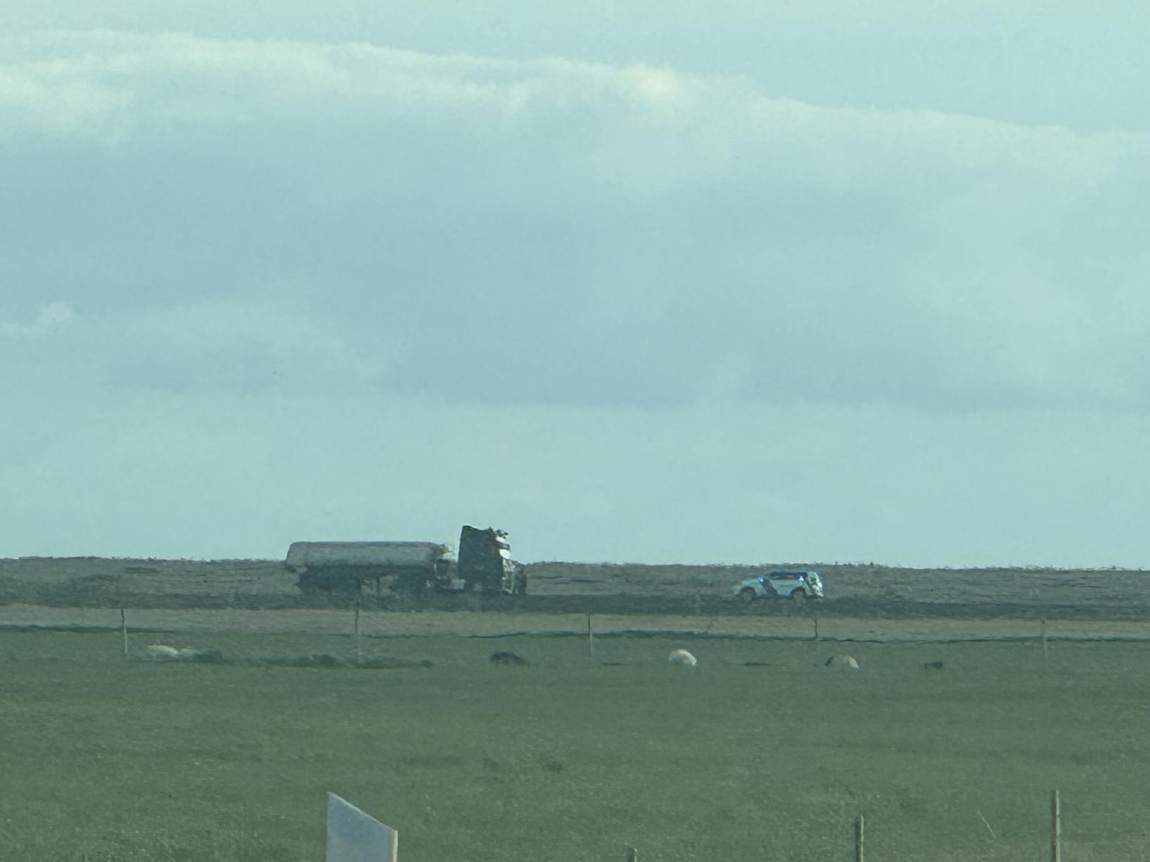 Le chauffeur du camion a déversé du gravier sur la route et ensuite…