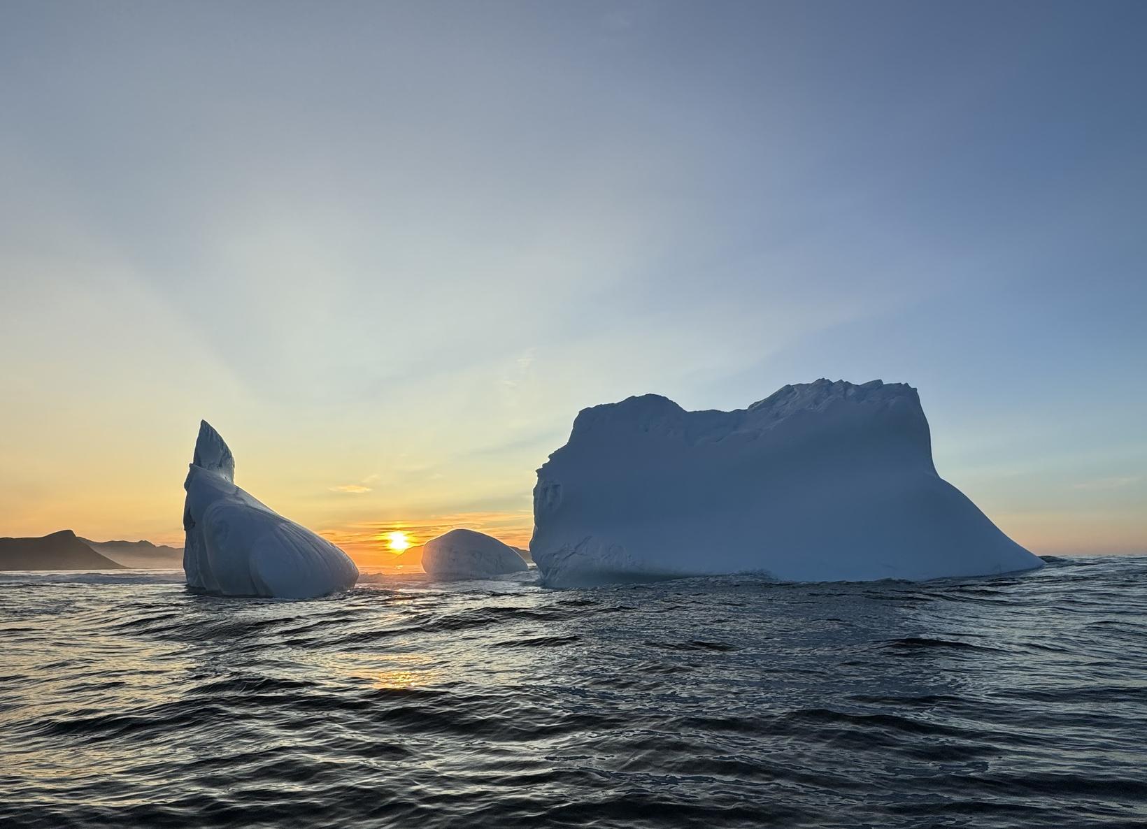 Icebergs au coucher du soleil.