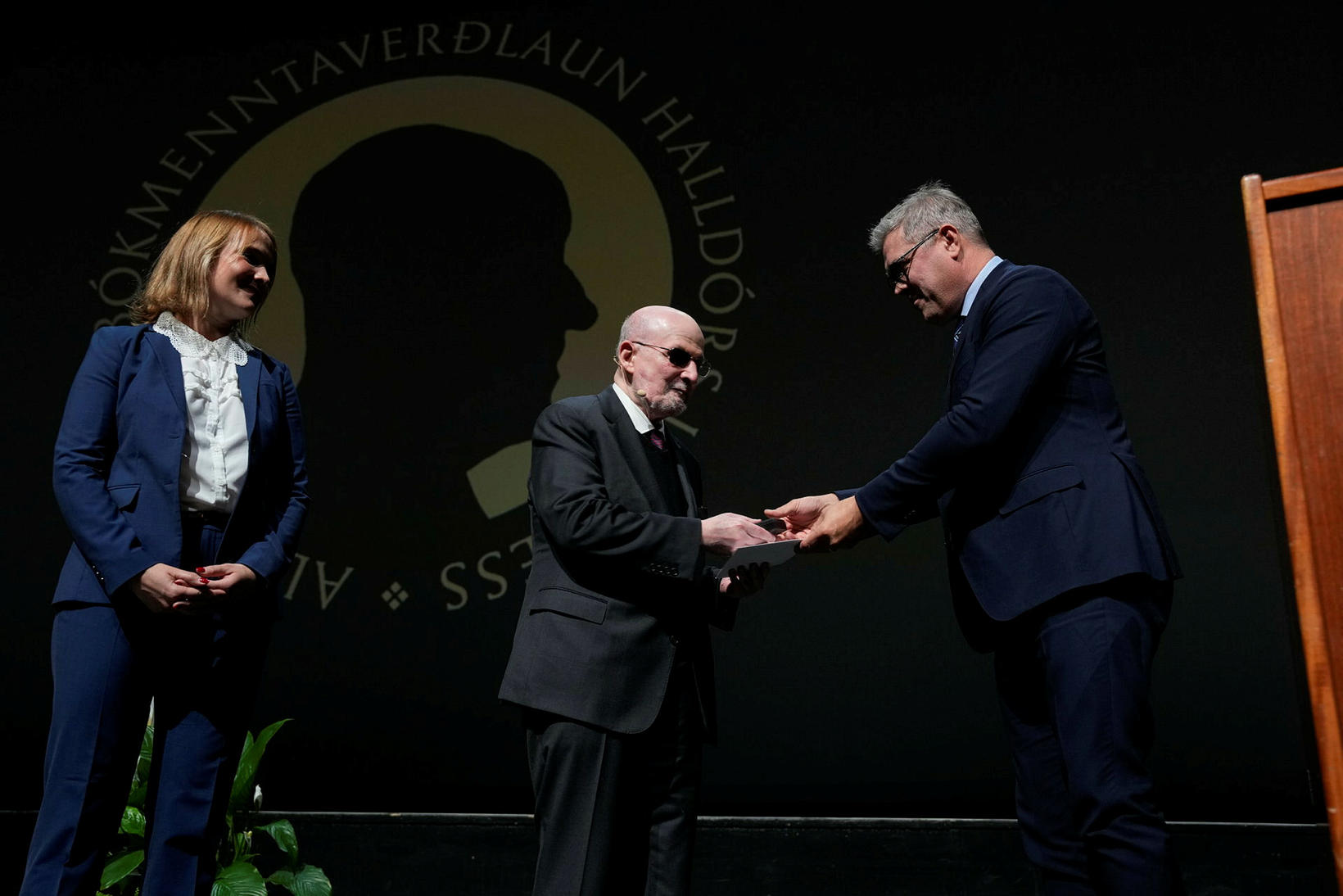 Le Premier ministre Bjarni Benediktsson a décerné le prix Rushdie. Avec eux…
