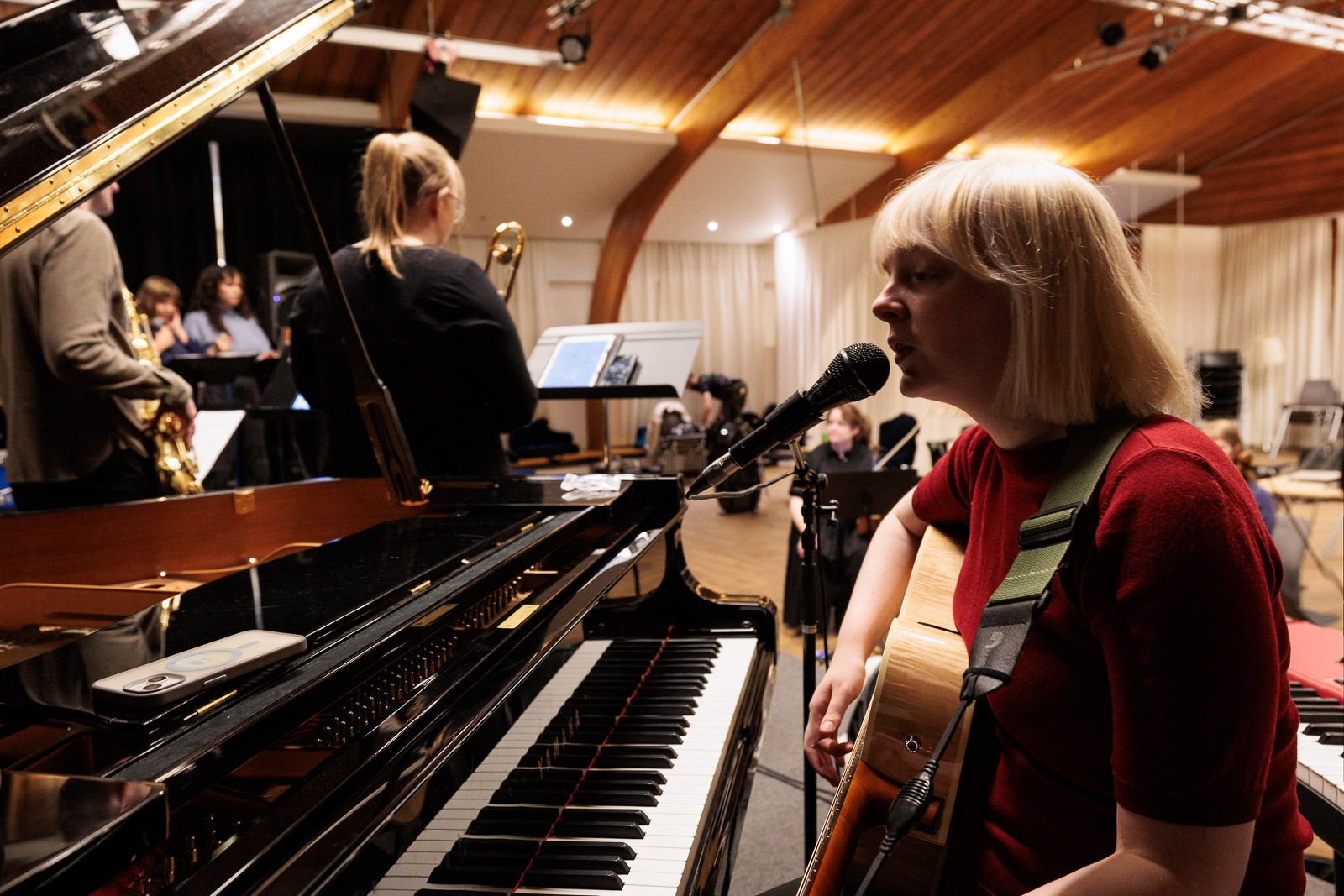 Una Torfa rehearses