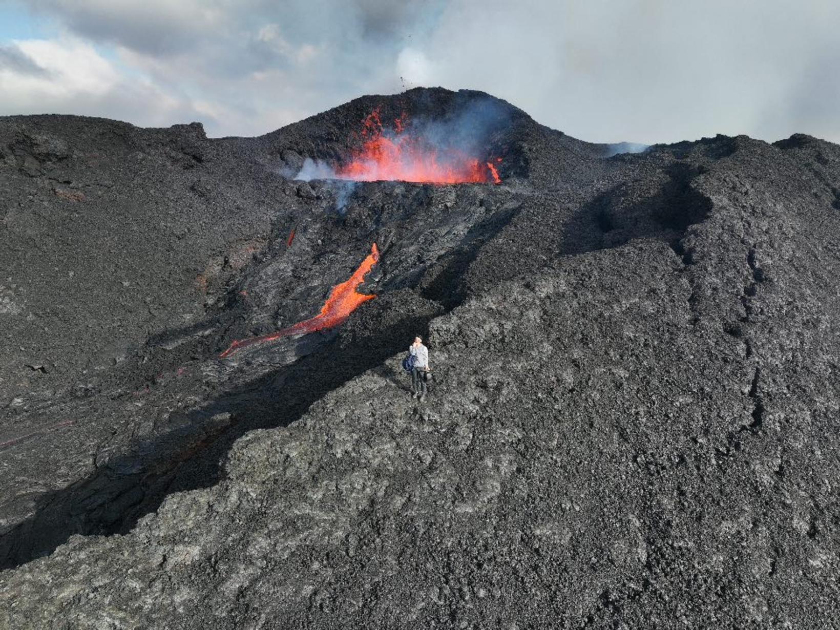 Le touriste prenait des selfies et il a fait signe au…