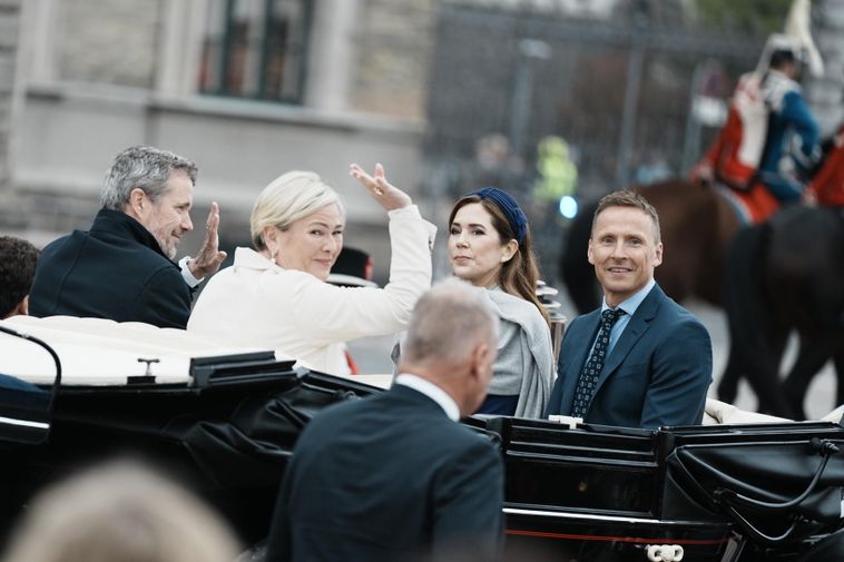 Accueilli par le couple royal danois