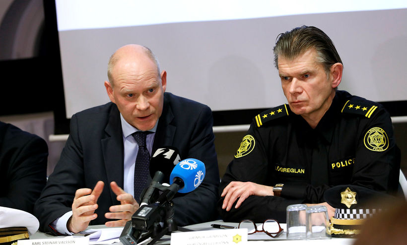 Karl Steinar Valsson et Grímur Grímsson répondant à la presse.