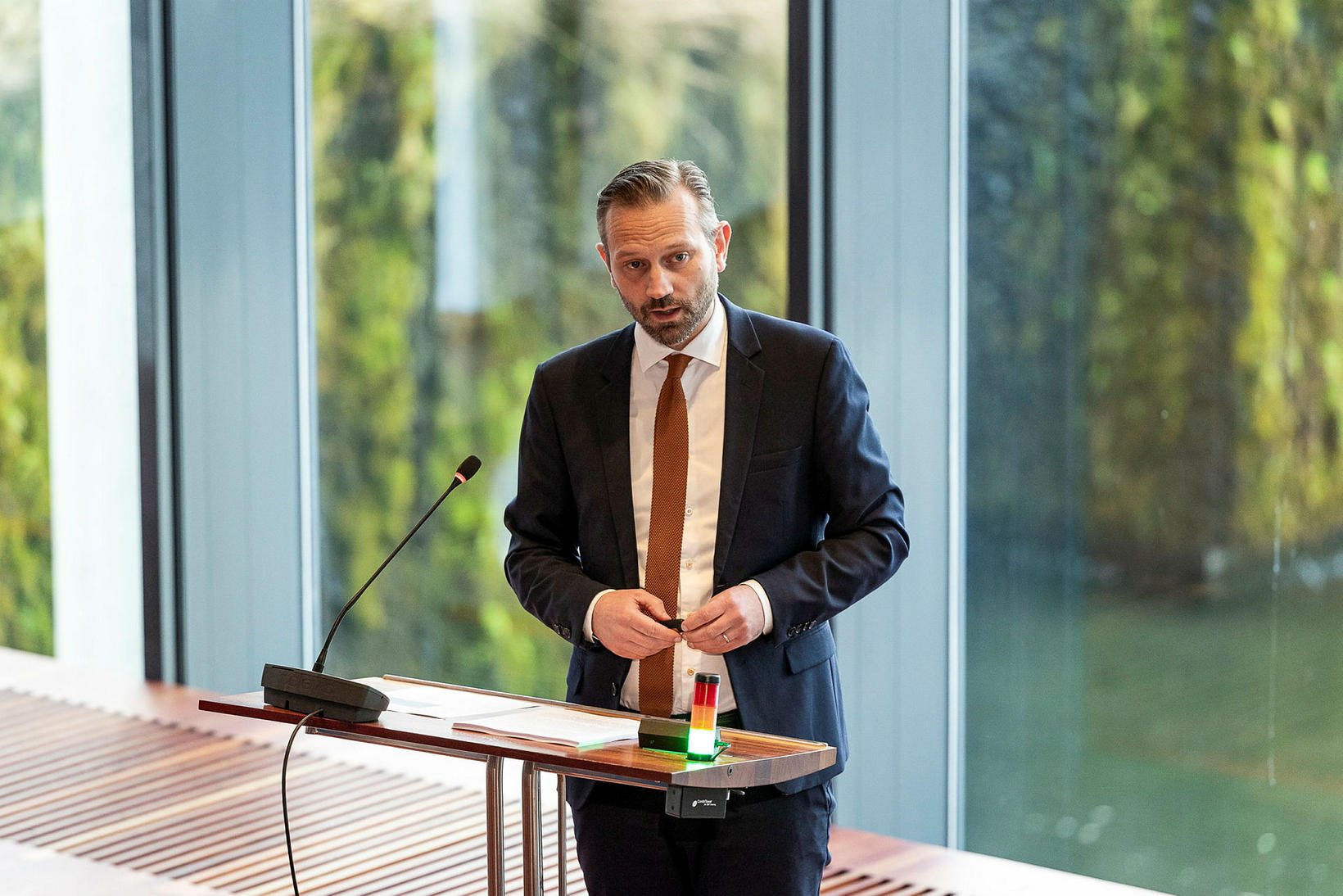 Le maire de Reykjavík, Einar Þorsteinsson, lors d'une réunion du conseil municipal qui …