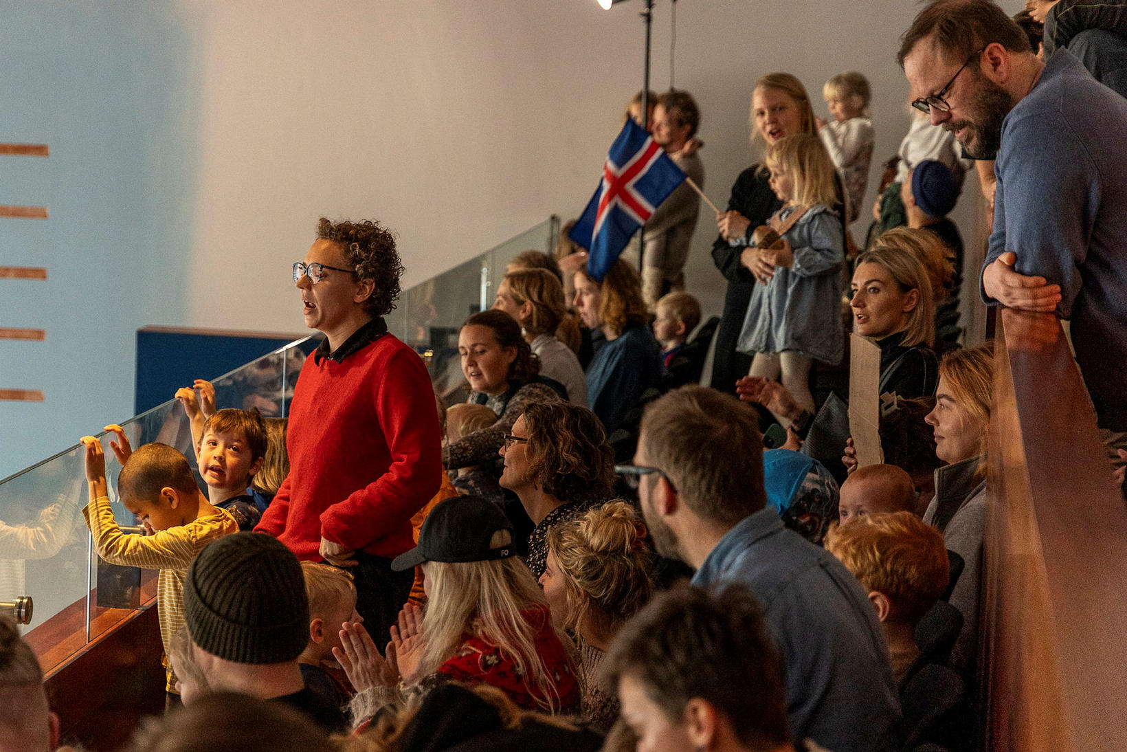 Les parents se sont rassemblés aujourd'hui dans les tribunes de l'hôtel de ville.