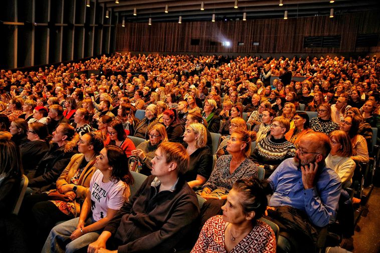 Une réunion de protestation des enseignants attire une foule