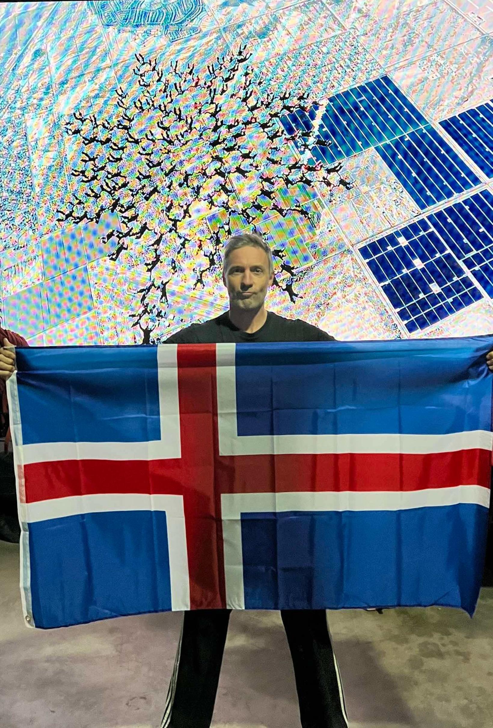 Le nouveau détenteur du record du monde de saut sur tracé pose…