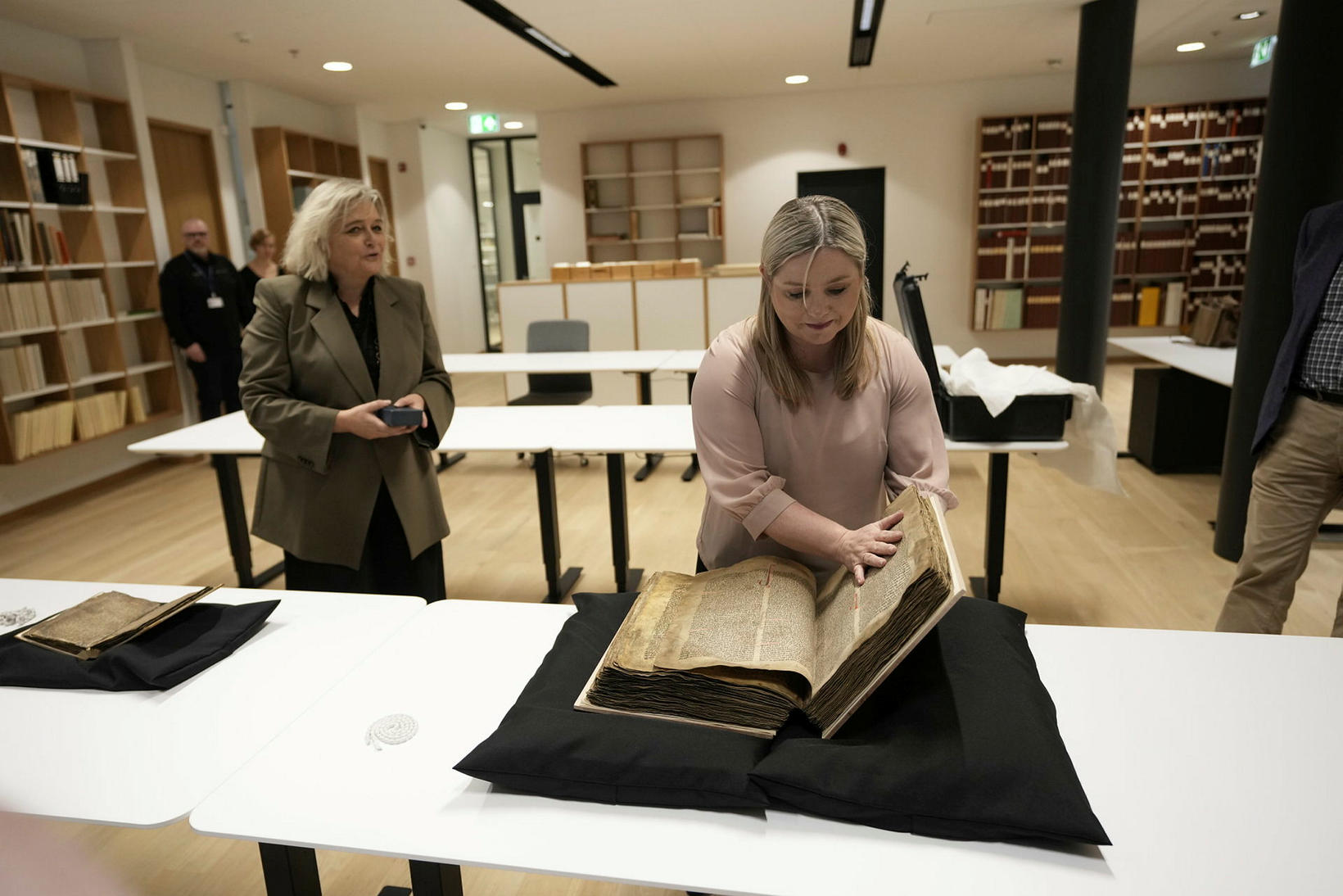 Lilja Alfreðsdóttir examine un manuscrit d'Edda.
