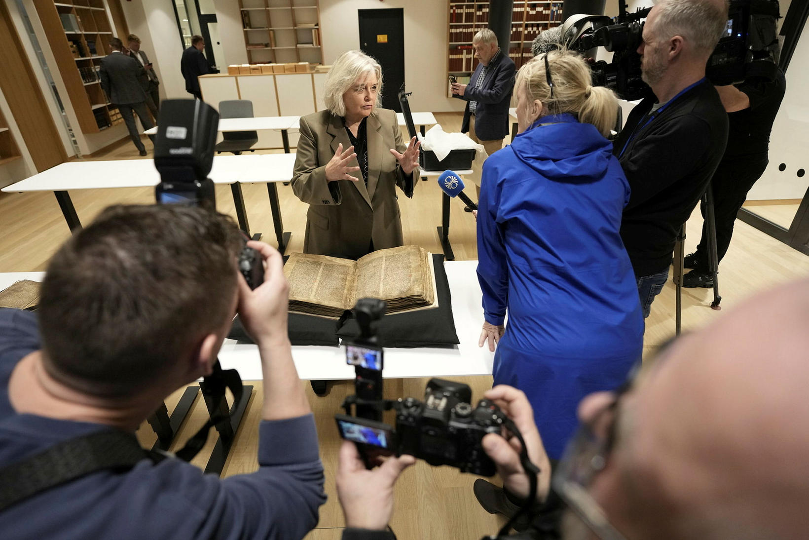 Guðrún Nordal s'adresse aux médias aujourd'hui.