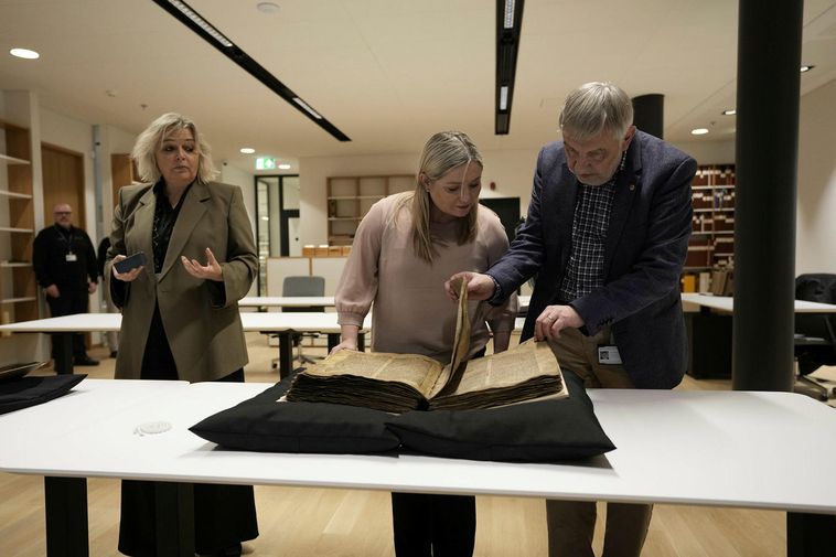 Photos : Les manuscrits ont été escortés par la police jusqu'à Edda