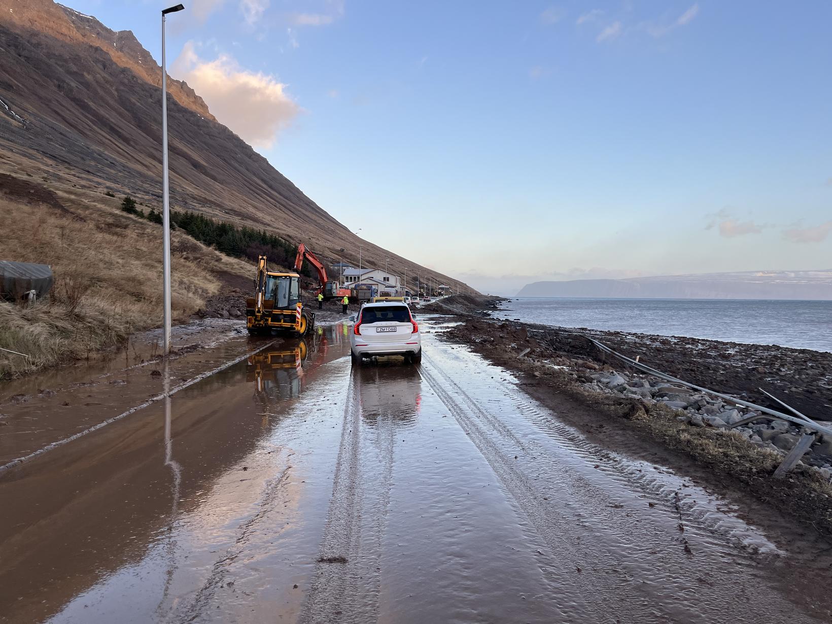 Route Hnífsdalsvegur sous Eyrarhlíð ce matin.