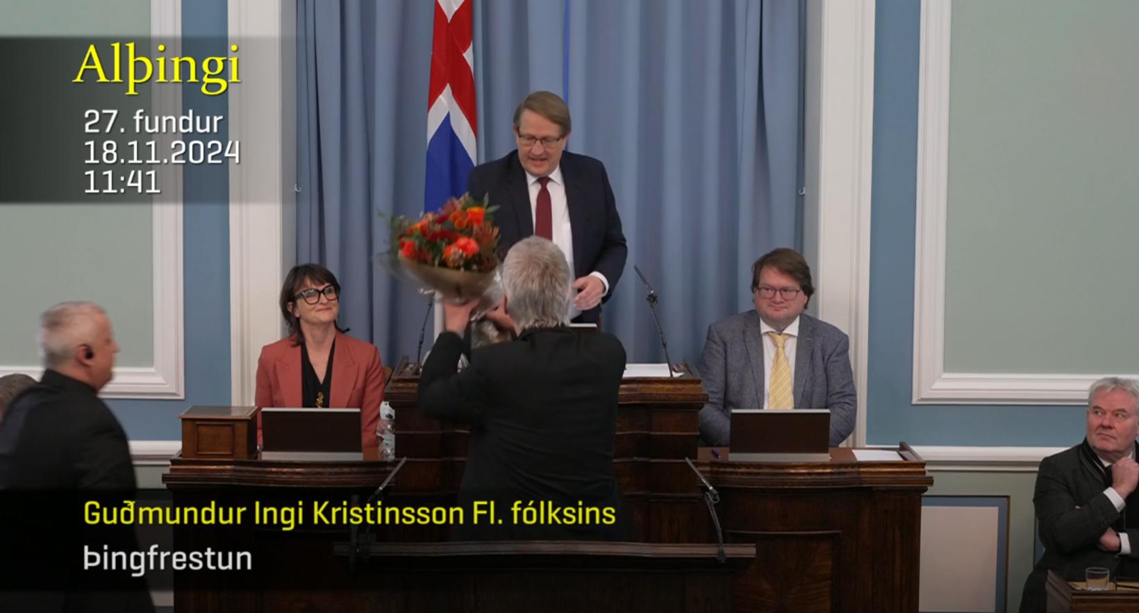 Ármannsson a reçu un bouquet.