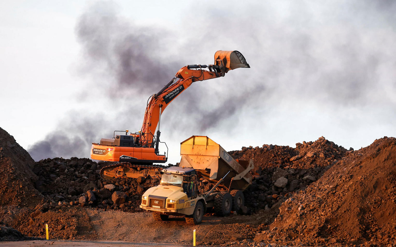 Des machines de construction lourdes ont été utilisées pour combler le…