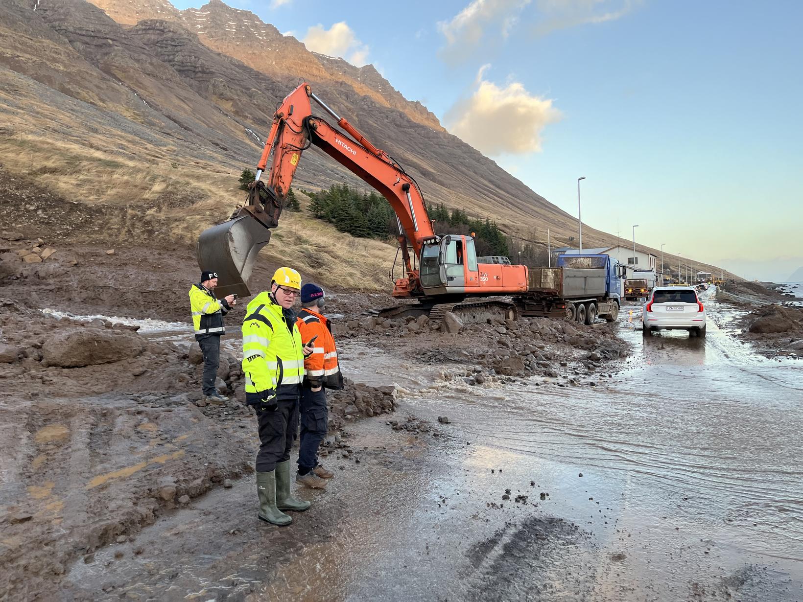 Les employés de l'Administration des Routes au travail ce matin.