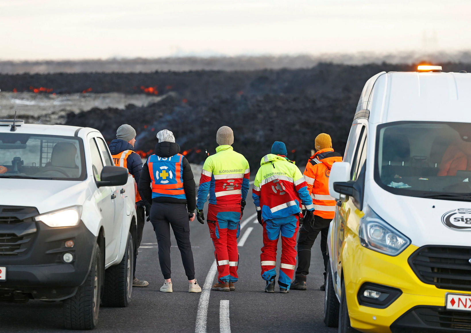 Les premiers intervenants surveillent la lave.