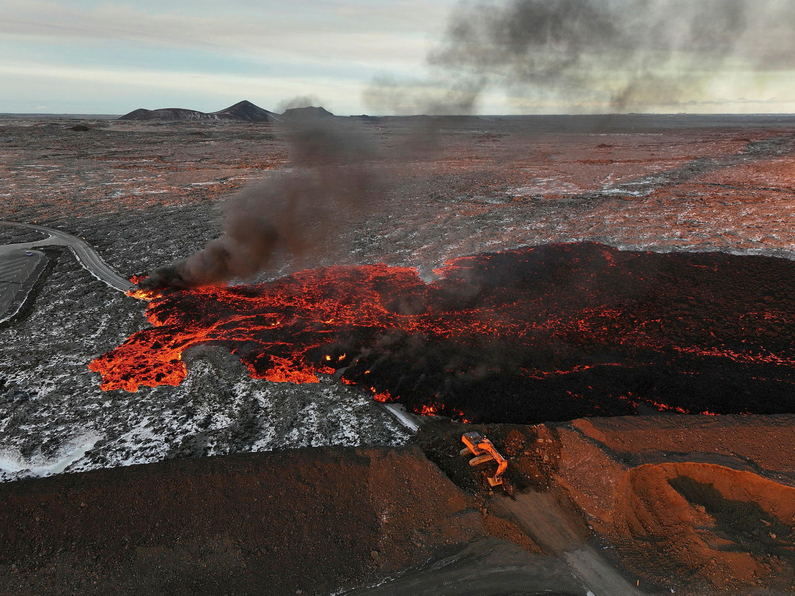 La lave coule ici sur la route de Bláalónsvegur pendant les travaux…