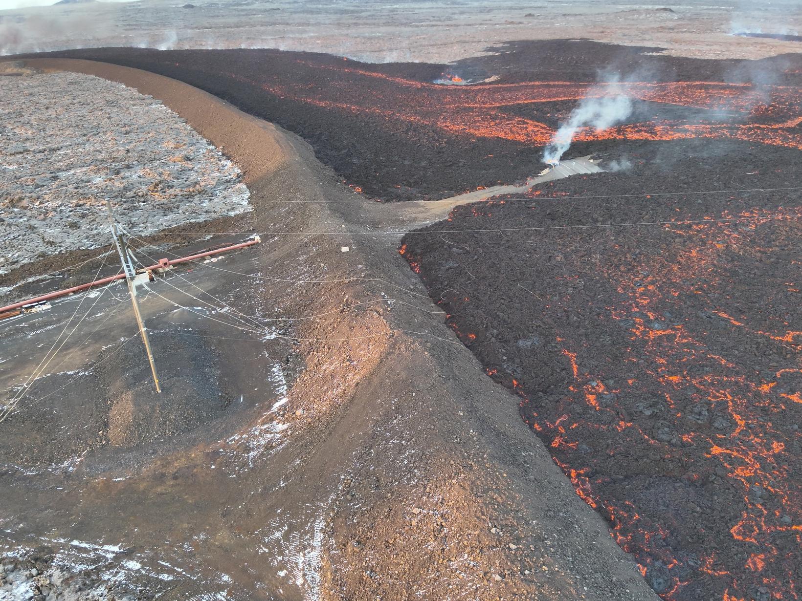 Une photo de Landsnet montre comment la lave coulait…