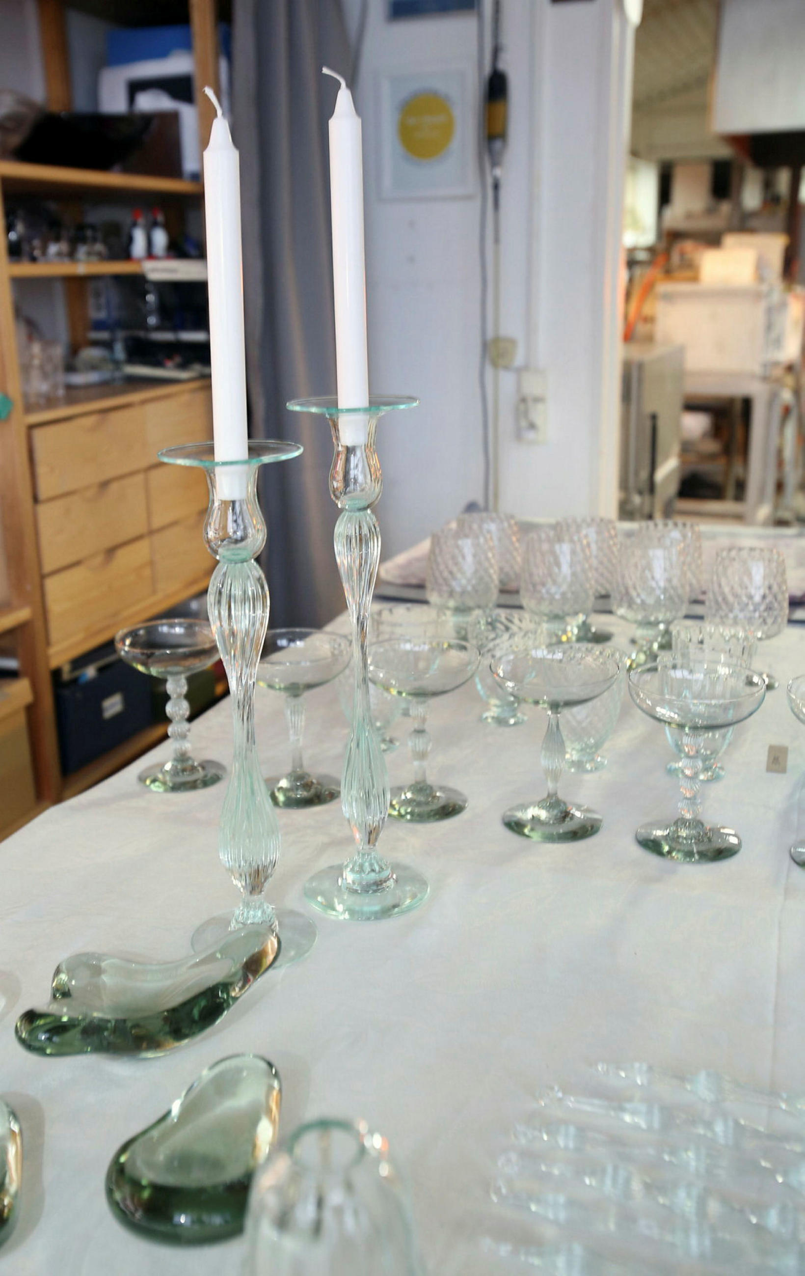 Anders fabrique toutes sortes de verrerie ; verres et bougeoirs, pour…
