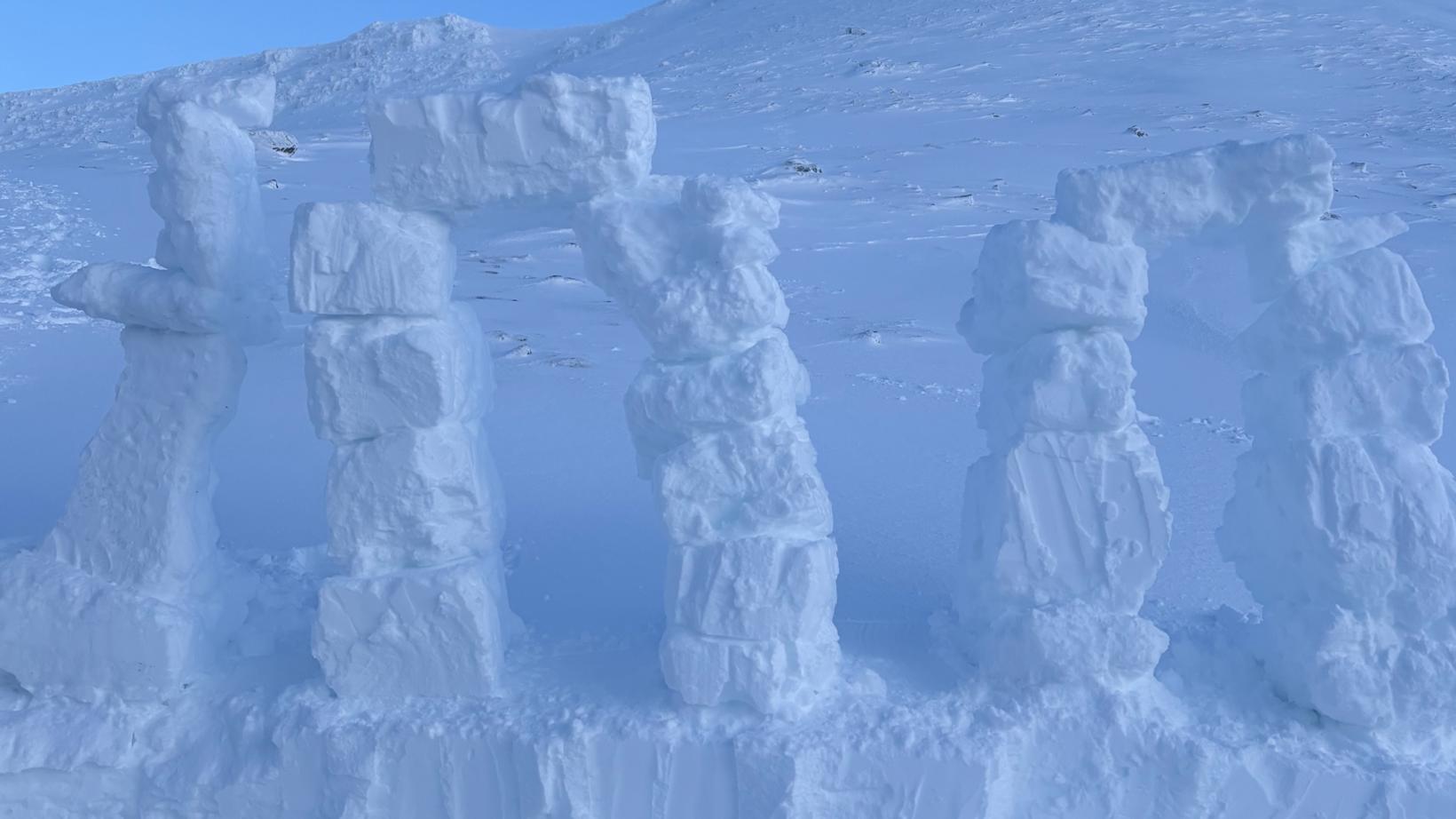 Une sculpture de neige portant le numéro 300 avait été réalisée…