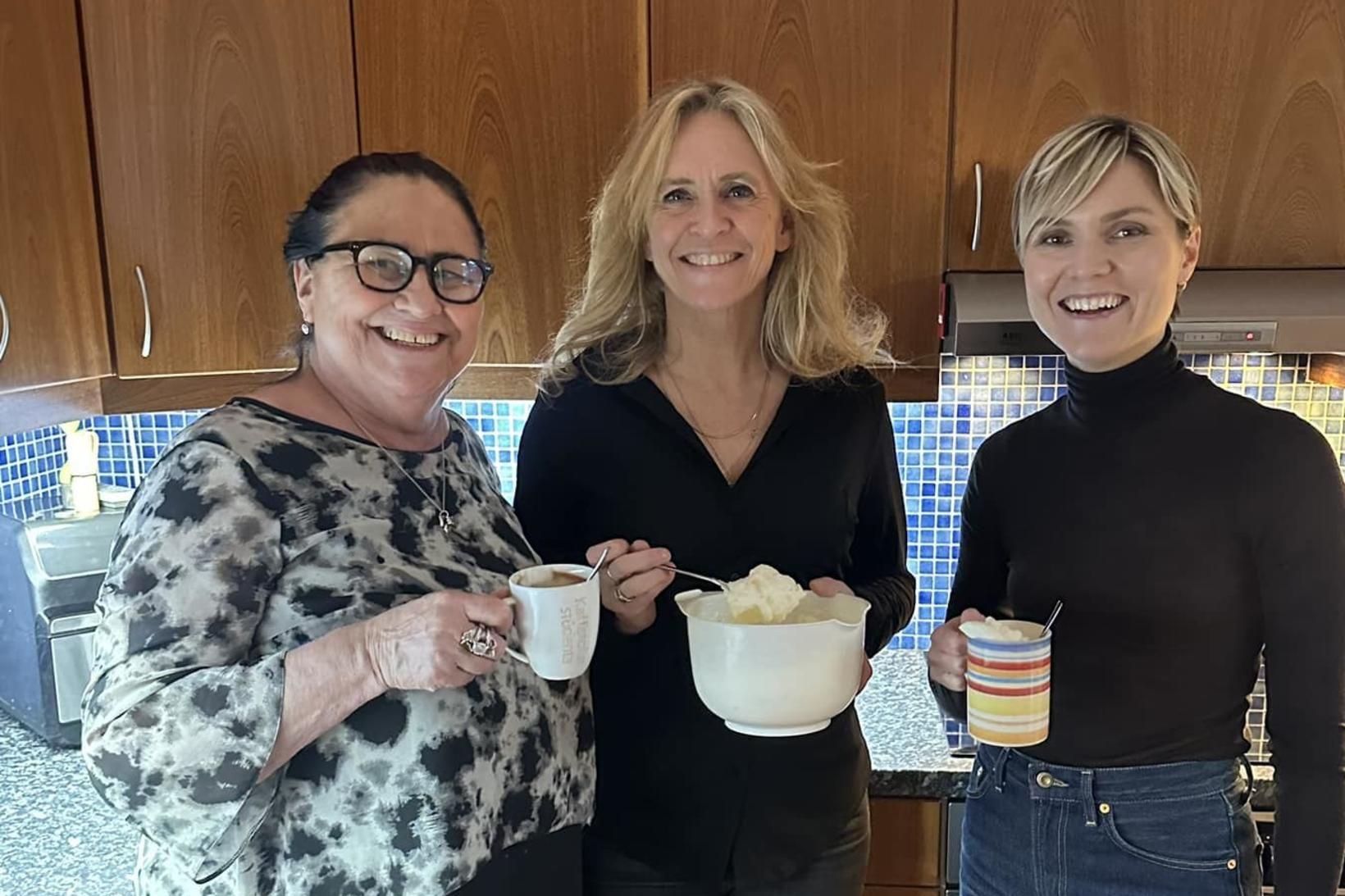 Inga Sæland, Þorgerður Katrín Gunnarsdóttir et Kristrún Frostadóttir travaillant chez…