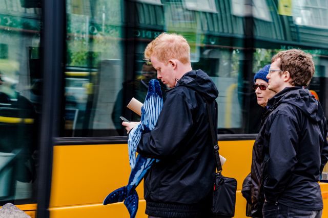 Un homme utilisant l'application Klapp à Reykjavík