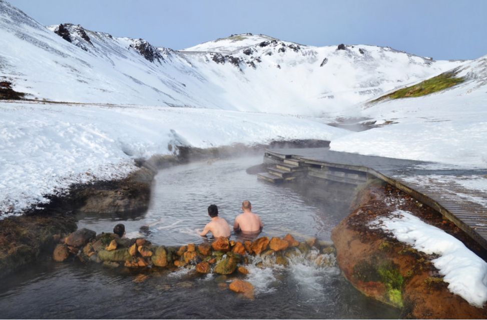 Profiter de la rivière chaude de Reykjadalur pendant l'hiver islandais