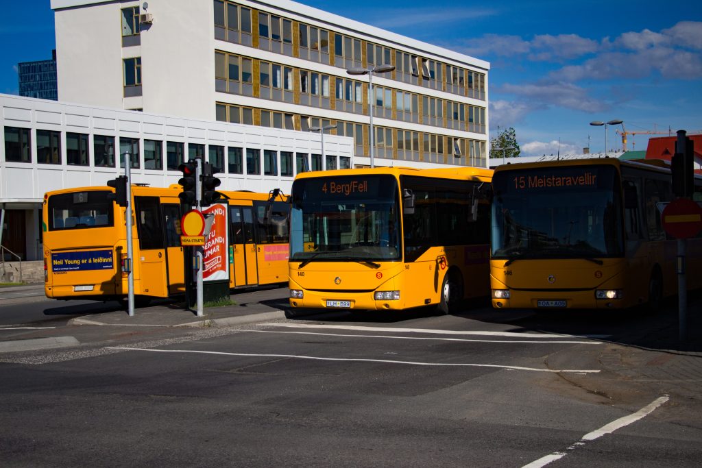 Bus numéro 6, 4 et 15 à l'arrêt de bus Hlemmur.