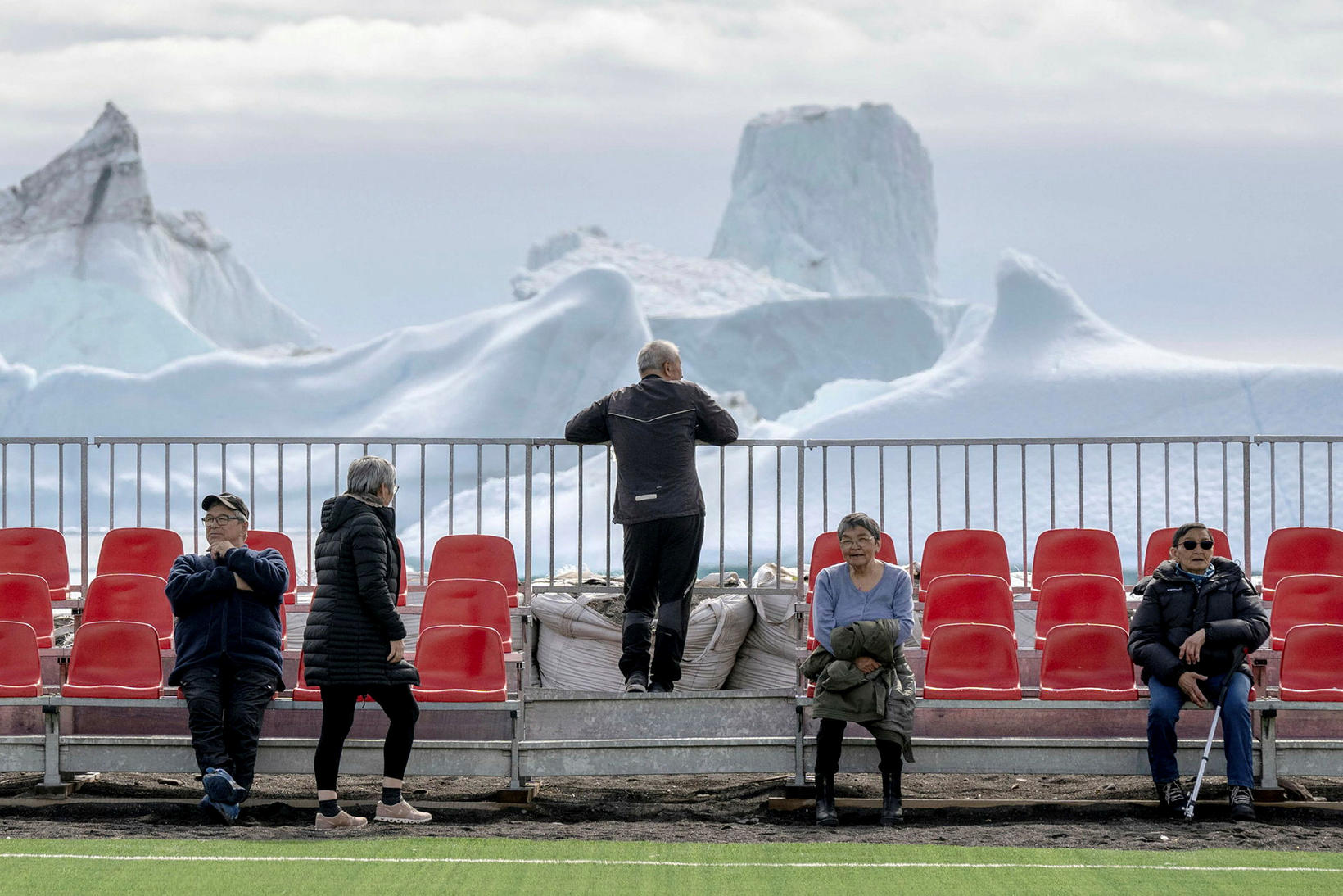 Des spectateurs groenlandais sur un terrain de sport de la ville de …