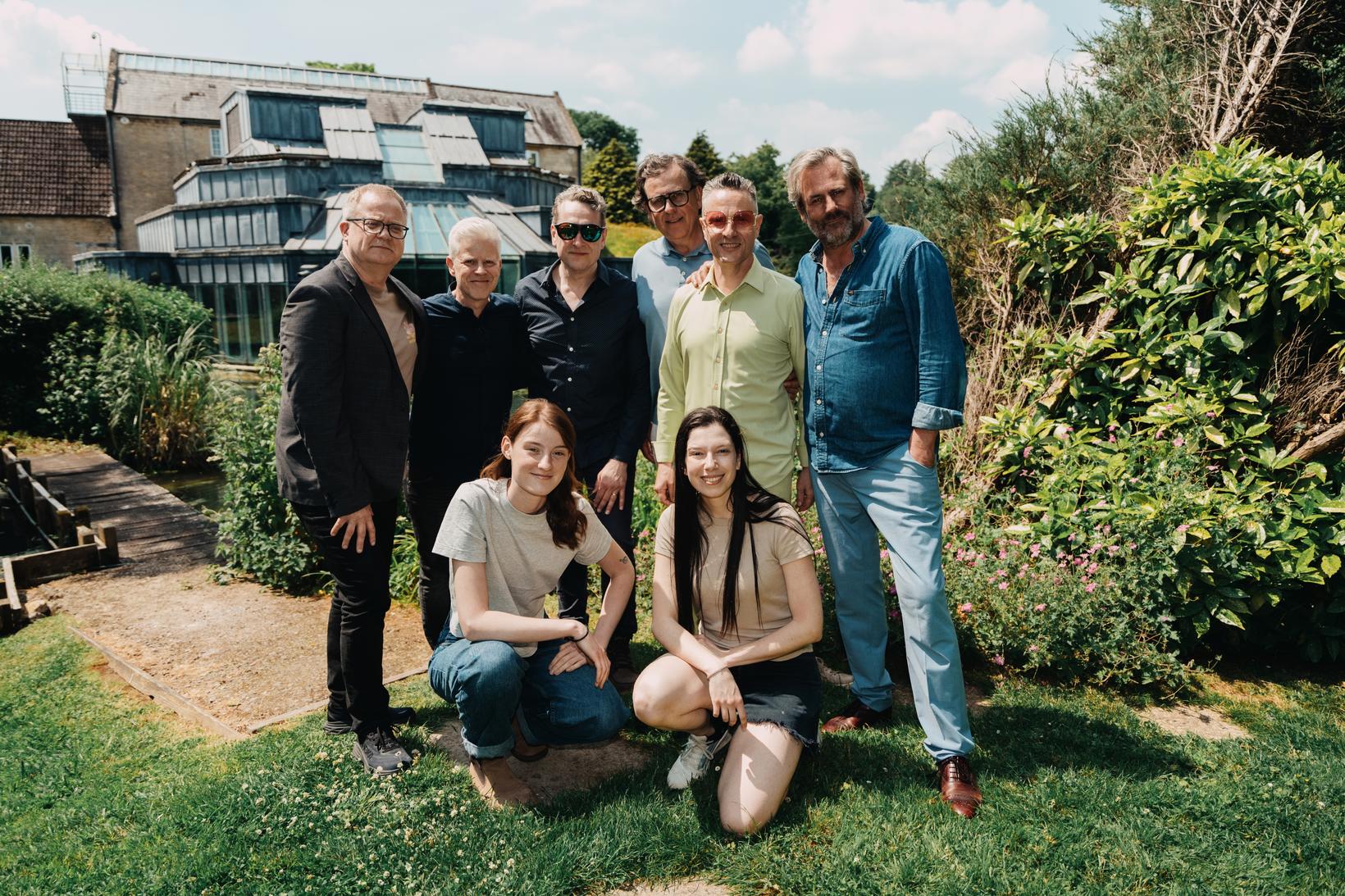 Nýdänsk et Guðmundur Pétursson avec Katie May, artiste en chef...