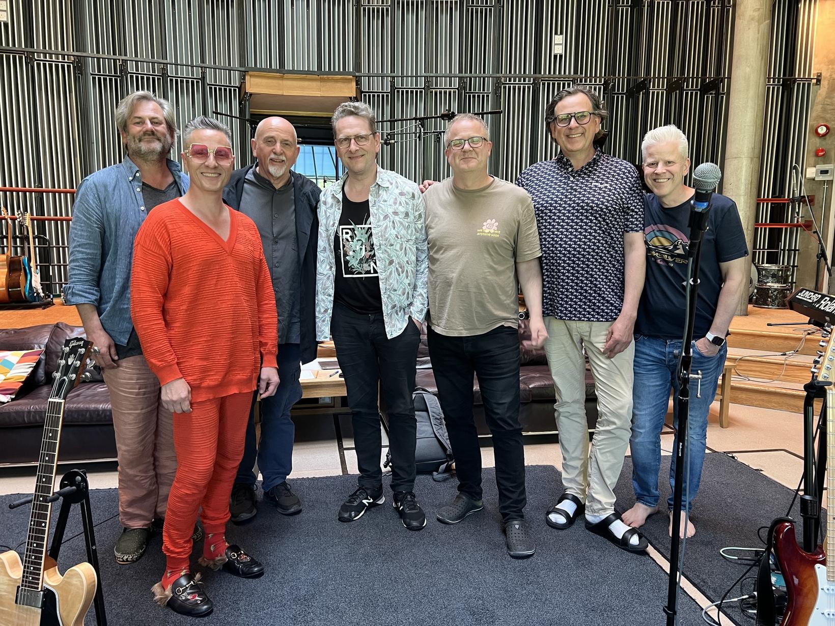 Le groupe avec Peter Gabriel. Ils l'avaient été secrètement et…