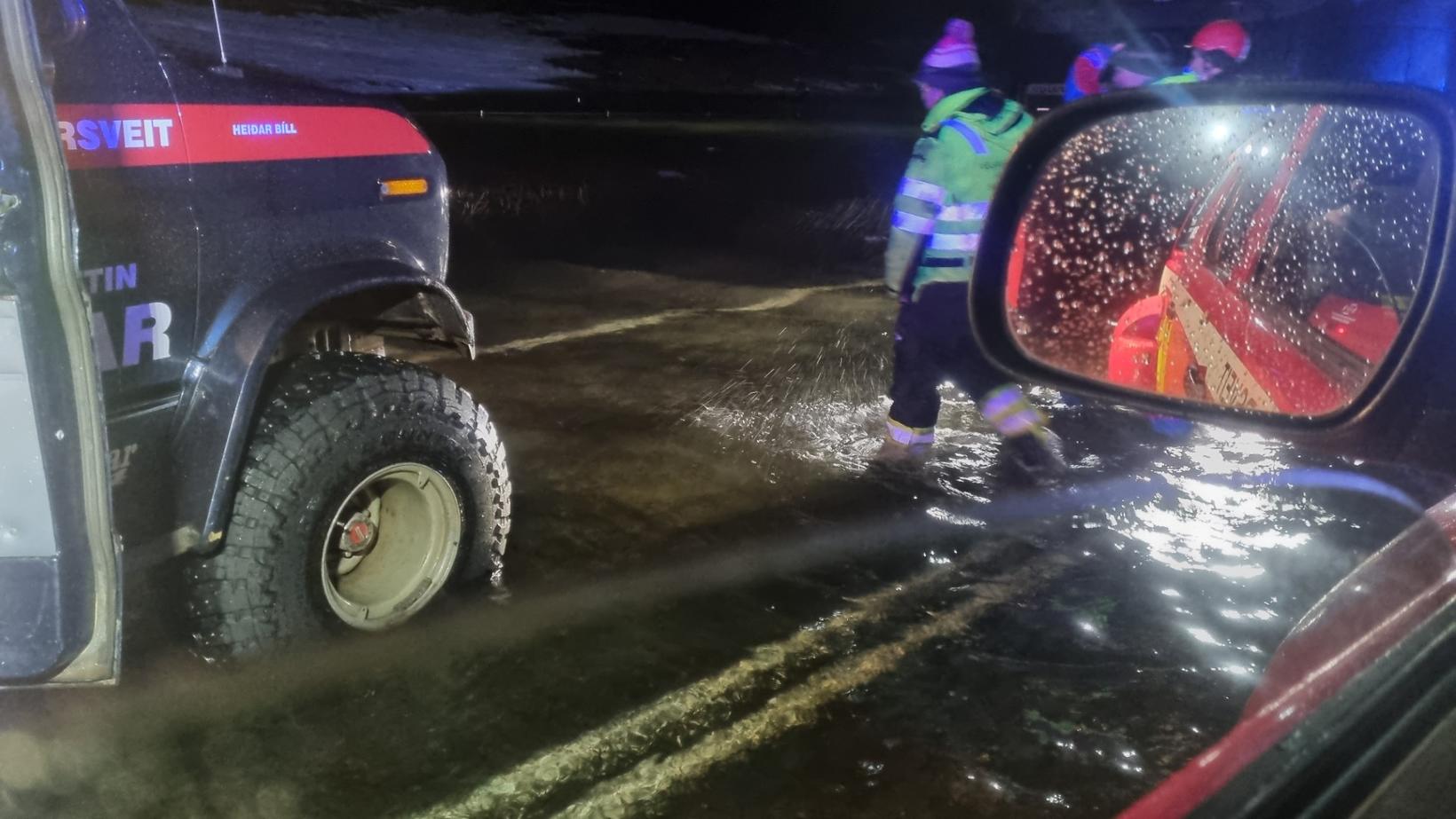 Il y avait tellement d'eau sur la route qu'un…
