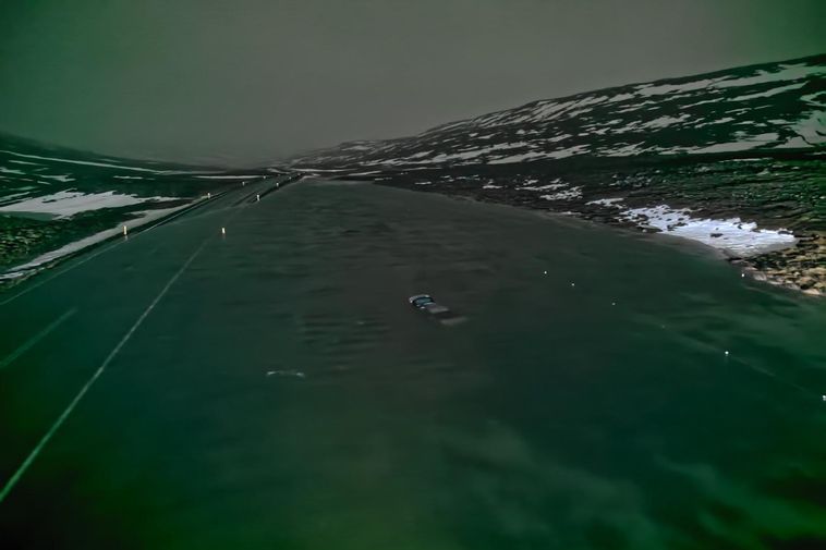 Des touristes sauvés du toit d'une voiture