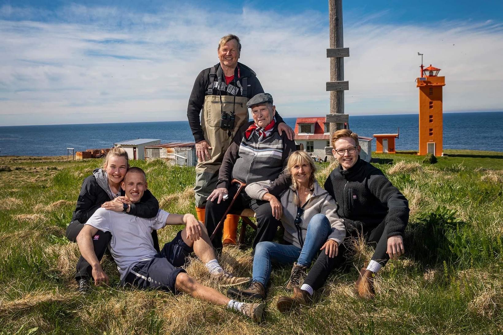 Ragnarsdóttir avec ses enfants, son père et son frère. Sur la photo,…