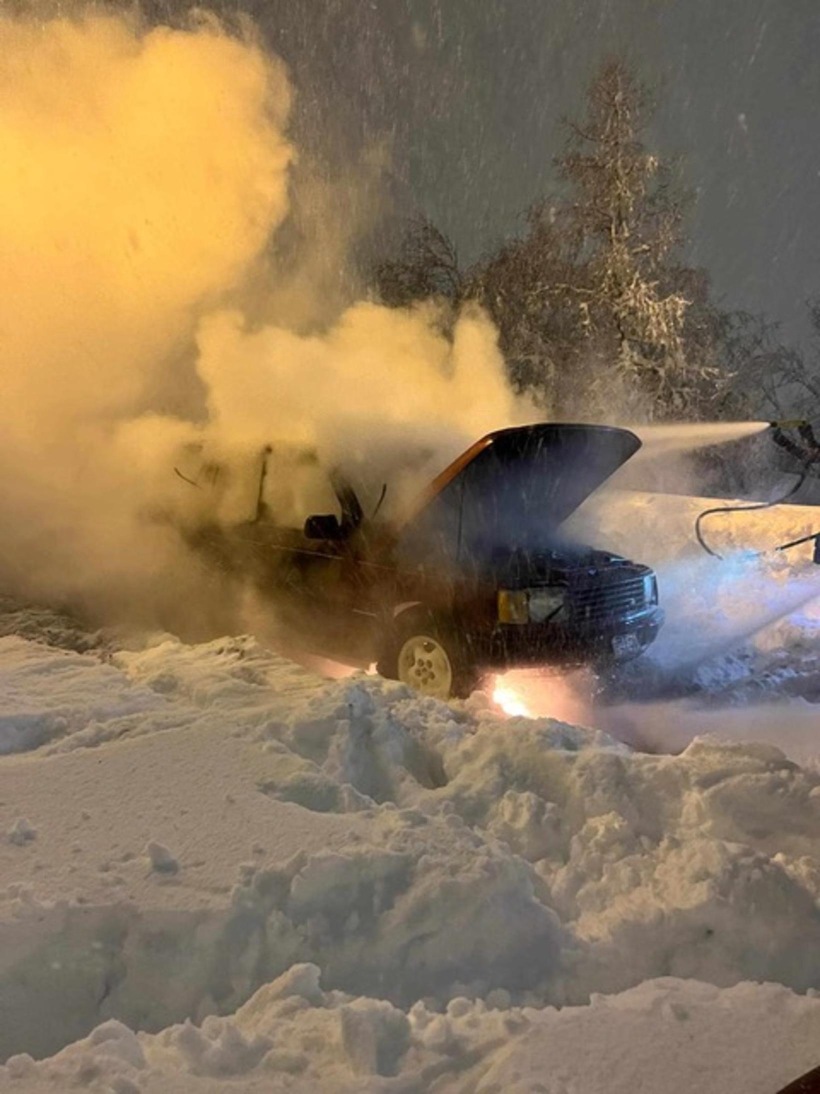 De la fumée sortait de la voiture après le…