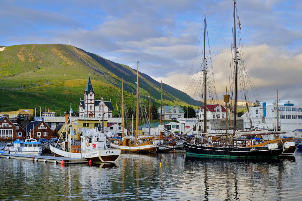 Des bateaux d'observation des baleines dans le port de Húsavík.
