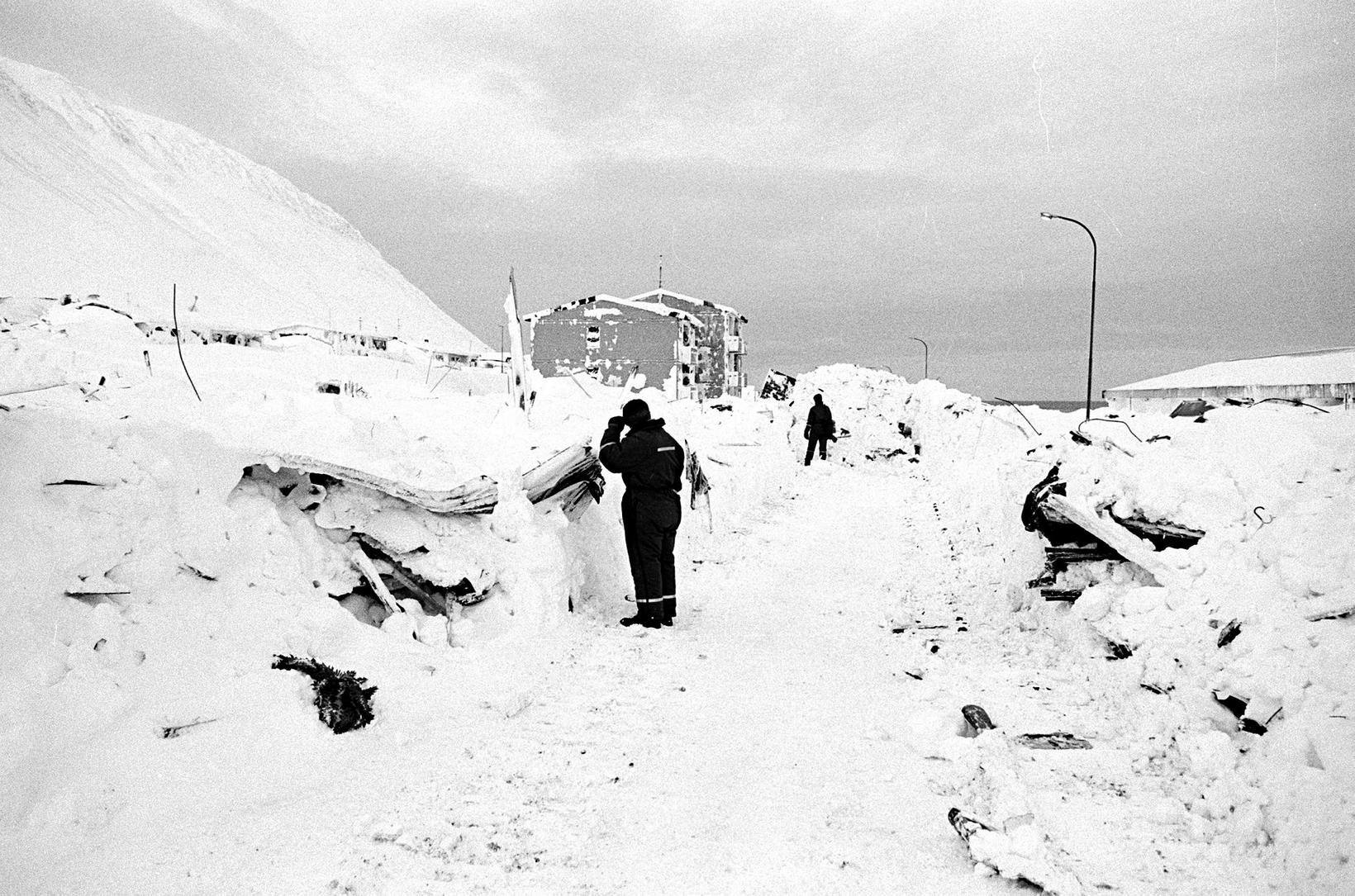 Des débris ont été dispersés autour de Súðavík après l'avalanche.