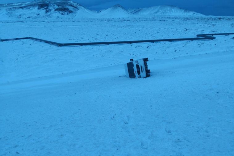 Un bus se renverse à Hellisheidi