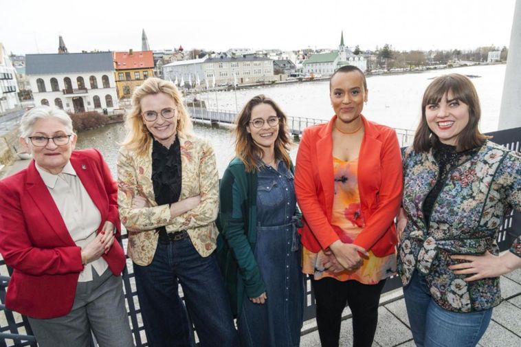 Espère que la majorité de la ville sera formée cette semaine mais ne fait aucune promesse