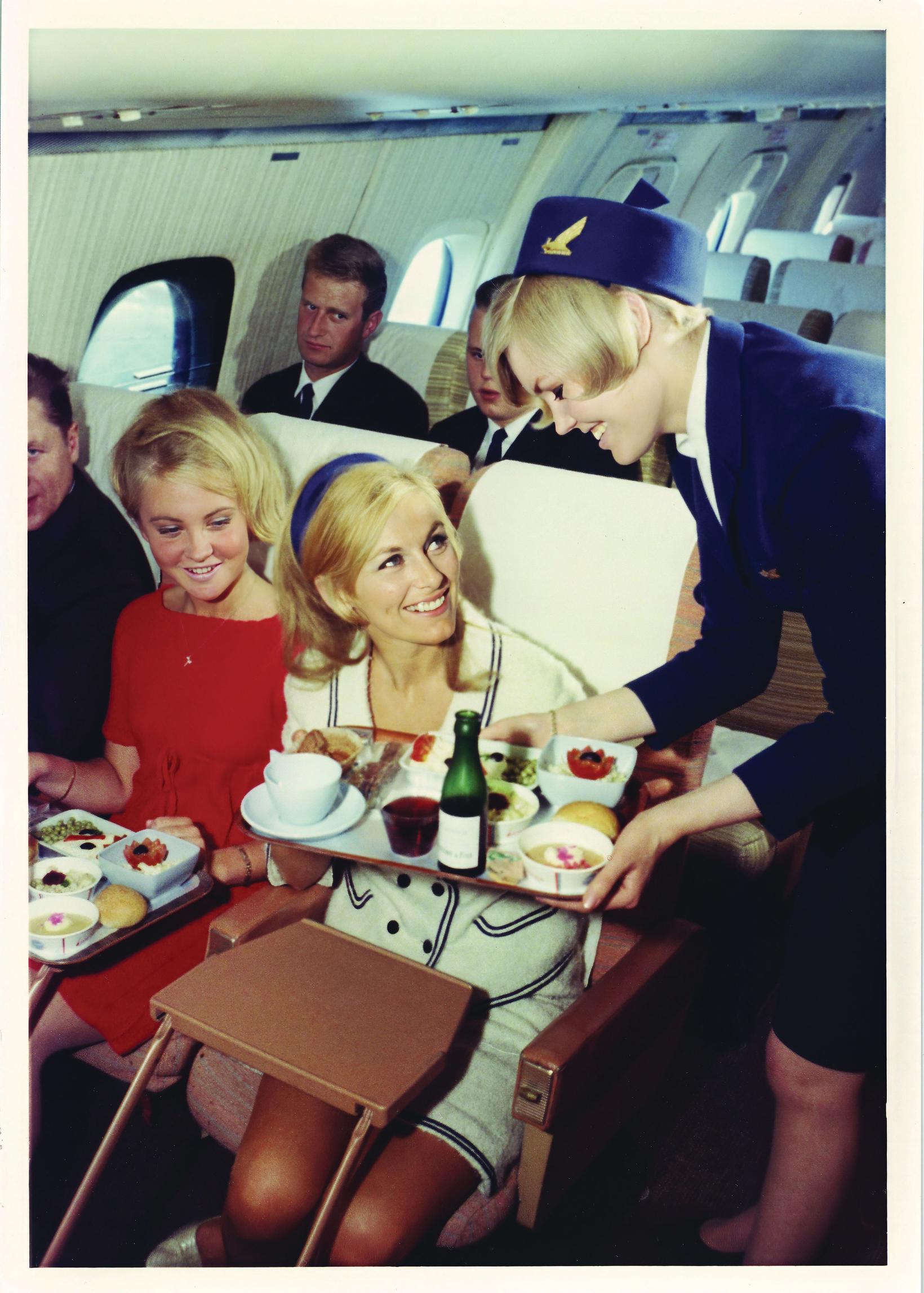 L'agent de bord Anna Harðardóttir joue un atturant de vol dans un…