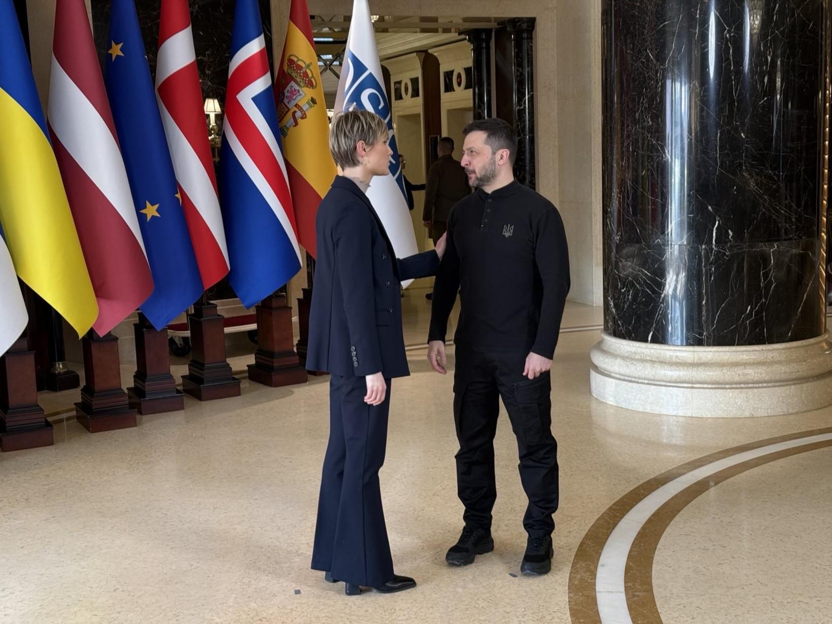 Kristrún Frostadóttir, Premier ministre d'Islande et Volodomir Selenskí aujourd'hui.