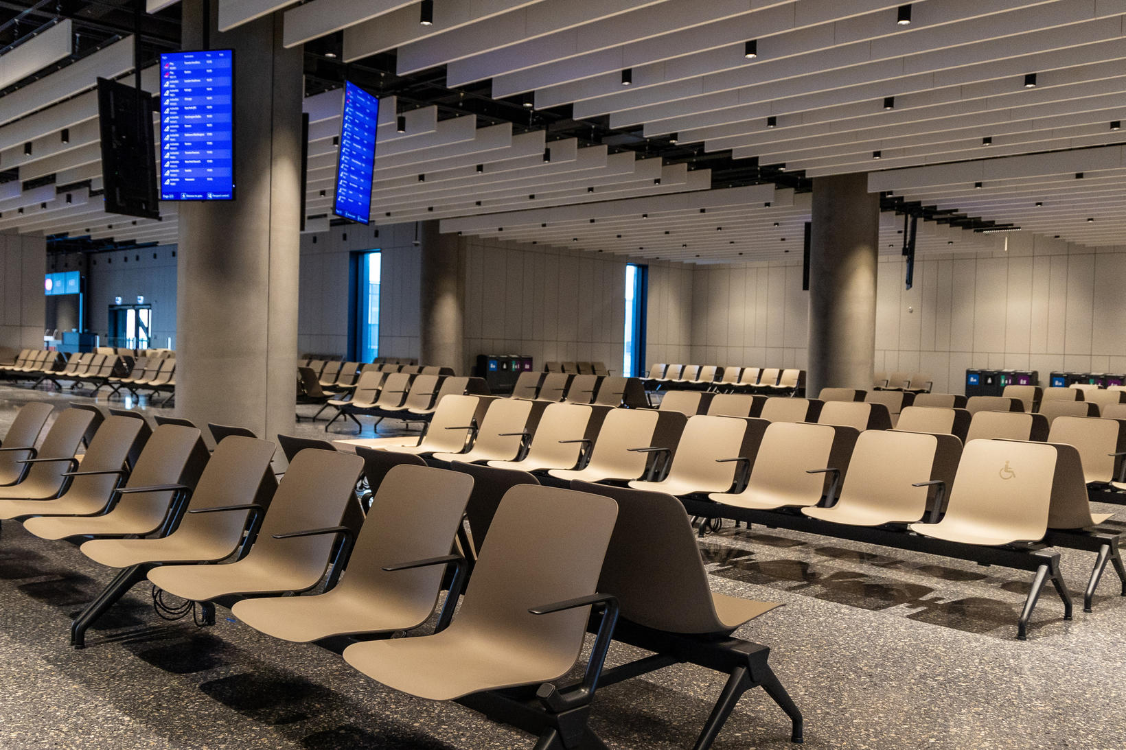 Les premiers passagers ont traversé la salle de départ aujourd'hui pendant…