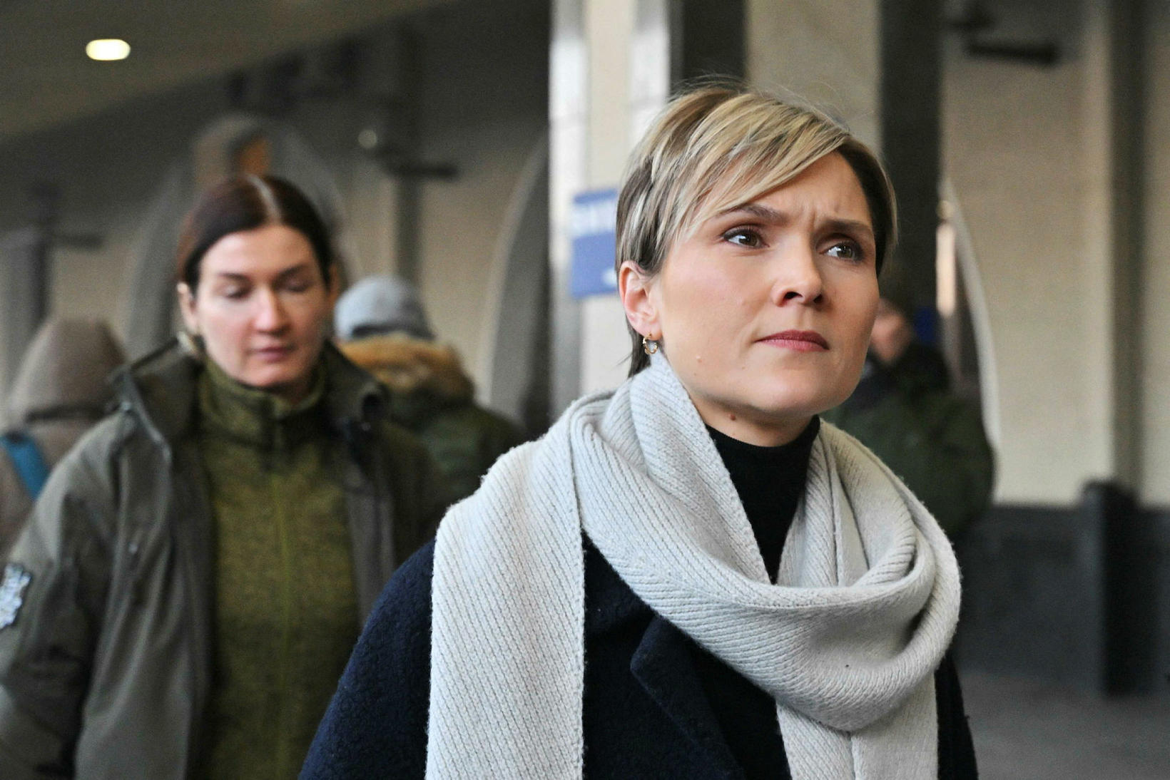 Le Premier ministre islandais Kristrun Mjoll Frostadottir (R) marche le long d'un…