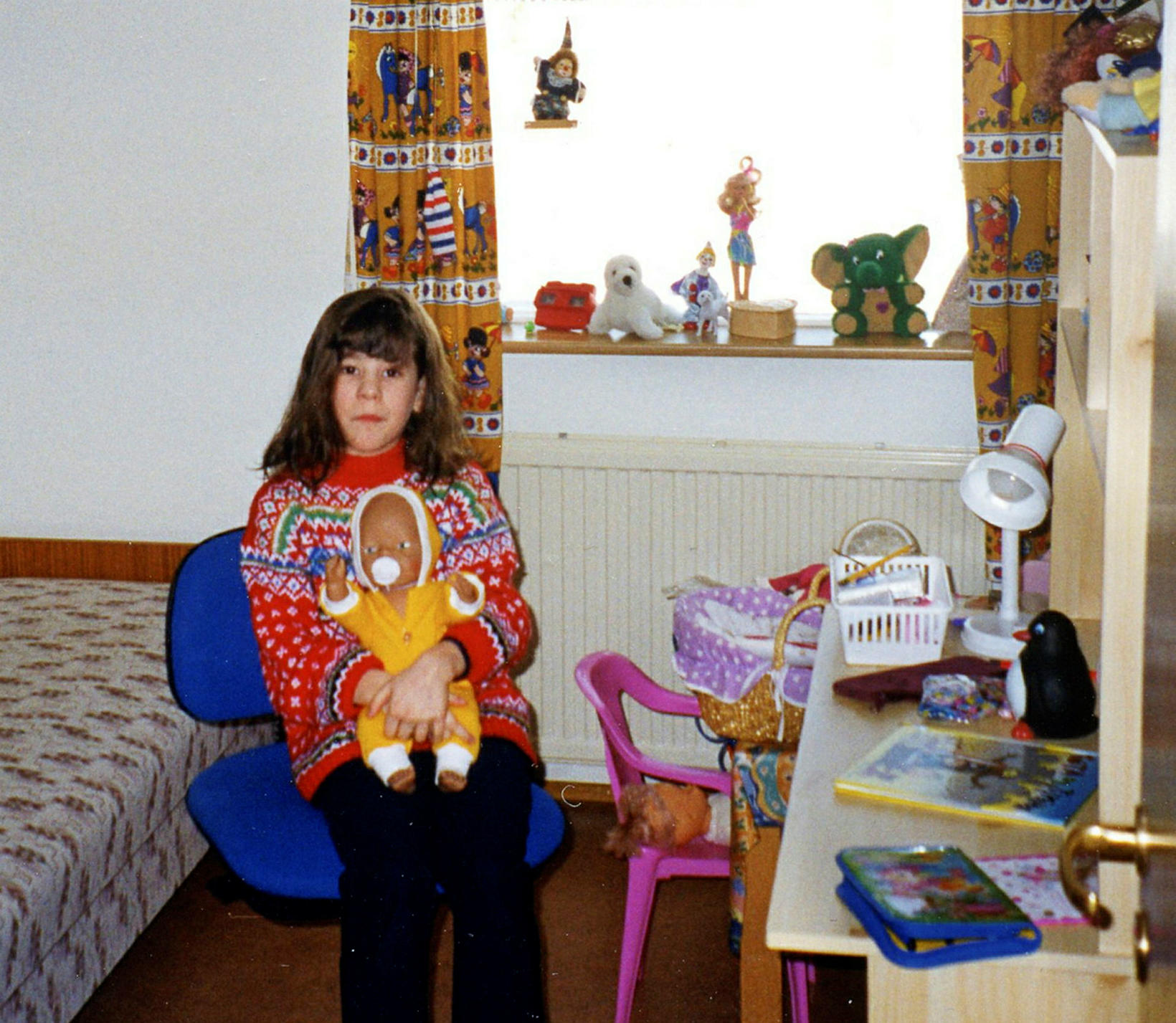 Nikolina était très satisfaite de sa nouvelle chambre et de son bureau.