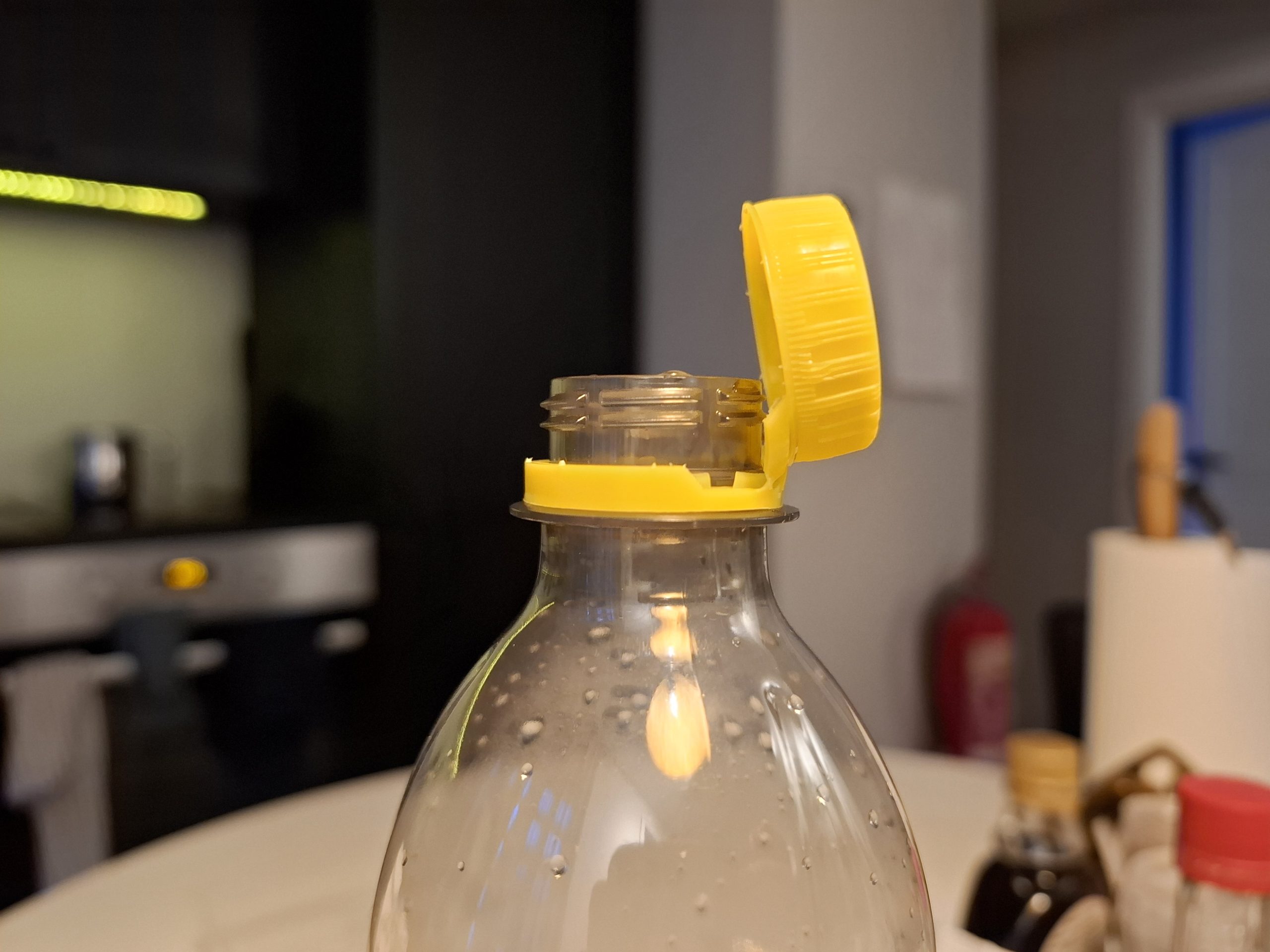 Les bouchons de bouteille attachés provoquant une agitation au Parlement de l'Islande