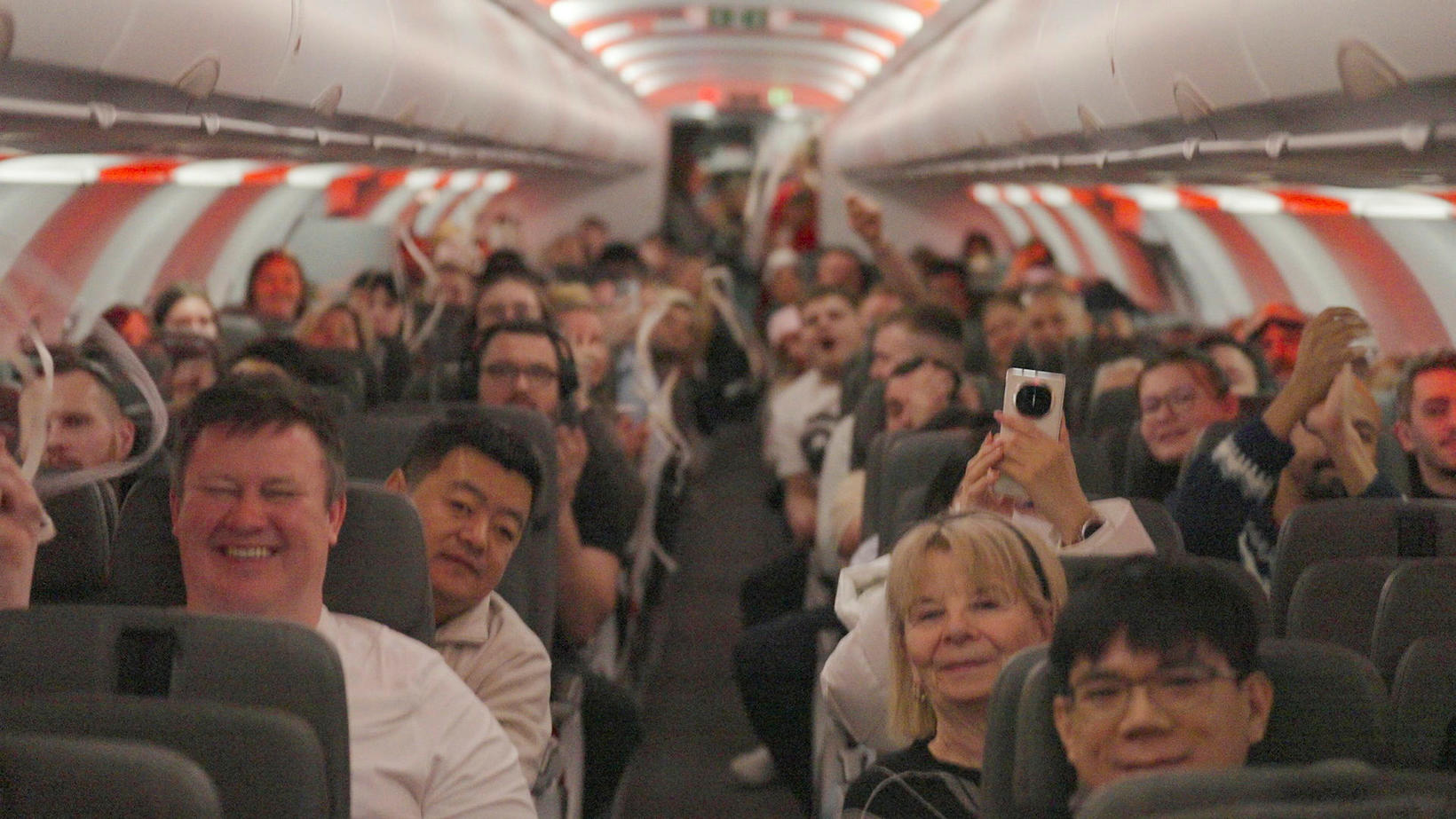 Les passagers étaient ravis d'être inattendus à une fête de mariage.