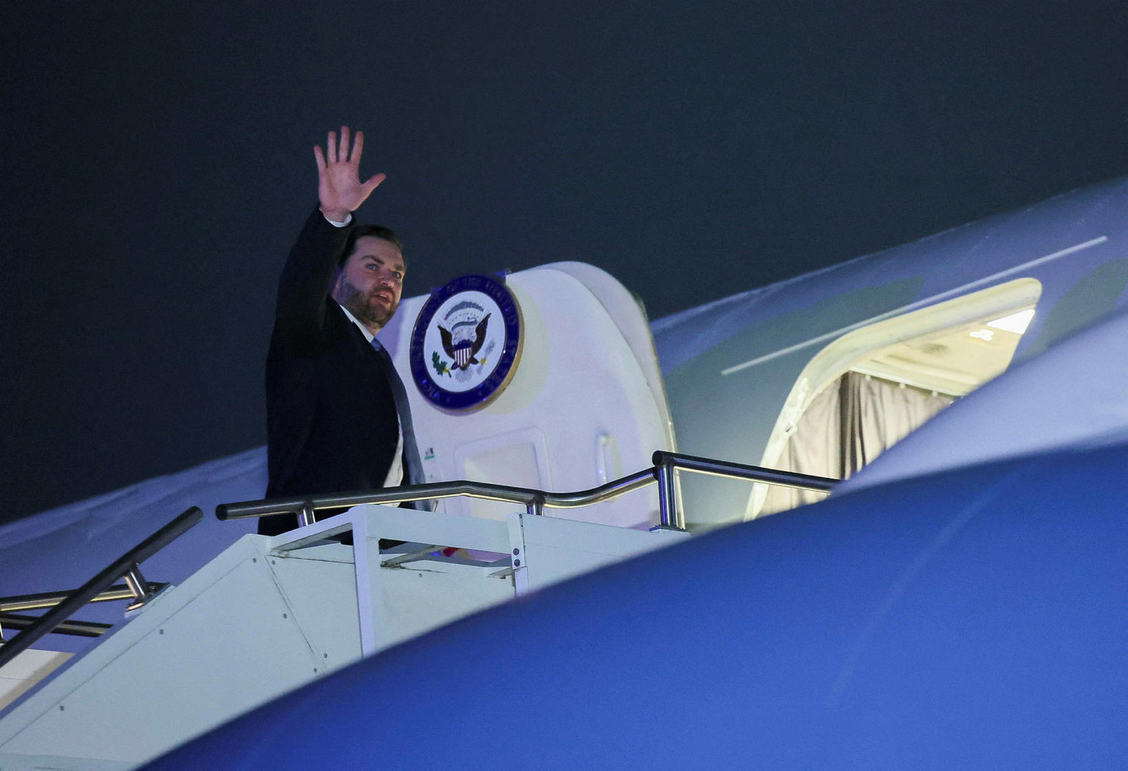Le vice-président américain, JD Vance, embarque son jet privé à…