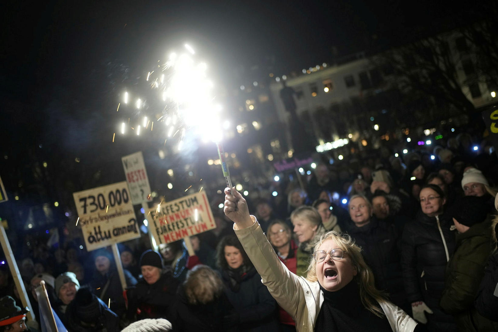 À l'extérieur du bâtiment du Parlement ce soir.